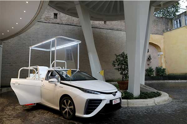 image-of-pope-newly-gifted-toyota-mirai