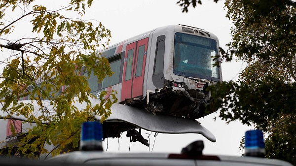 image-of-crashed-metro-train-saved-by-whail-tail-in-netherlands