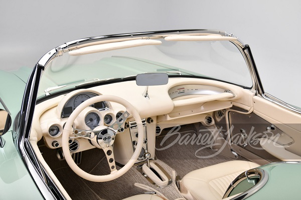 image-of-kelvin-hart-buys-1959-Corvette-at-auction
